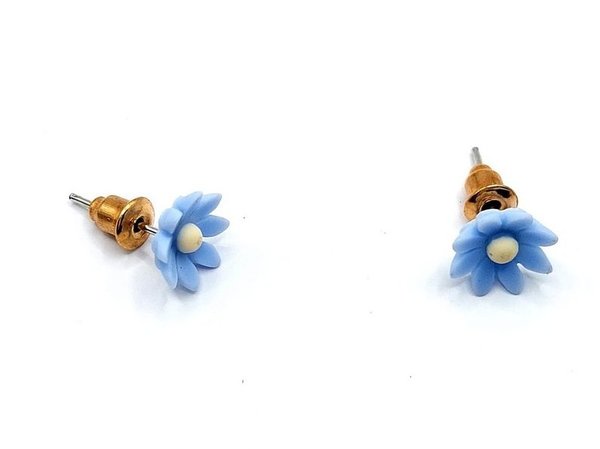 Zilverkleurige, platte oorknopjes met luchtblauwe bloem (0,8cm) ↔