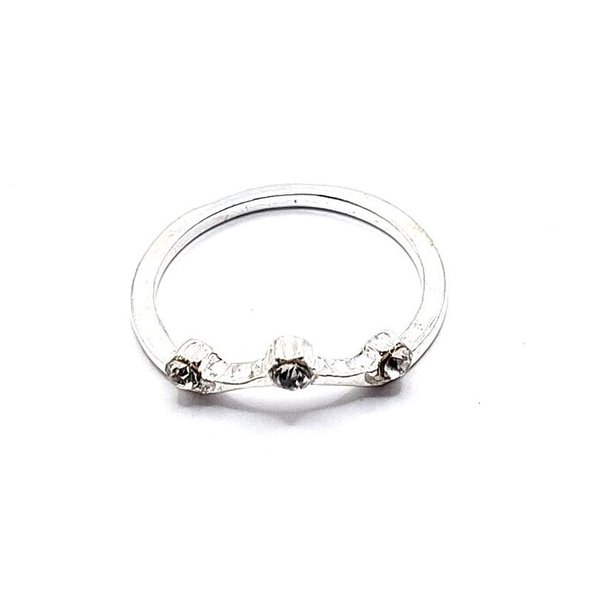 Zilverkleurige ring met 3 strass-steentjes (Ø 18mm)