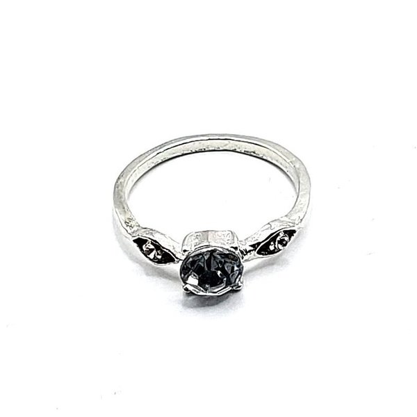 Zilverkleurige ring met 1 ronde strass-steen + 2 strass-steentjes in blad-vorm  (Ø 15mm), kindermaat