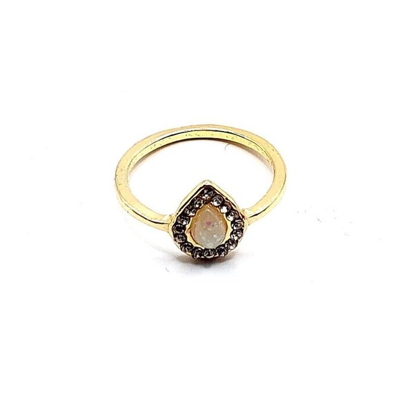 Goudkleurige ring met druppel-vorm melkgoud-kleurig steentje en rondom strass-steentjes (Ø 18mm)