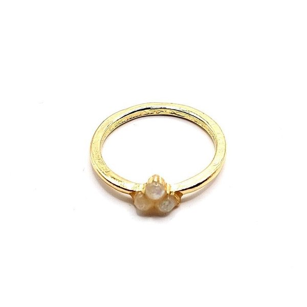 Goudkleurige ring met 3 kleine ronde goudmelk-kleurig steentjes (Ø 18mm)