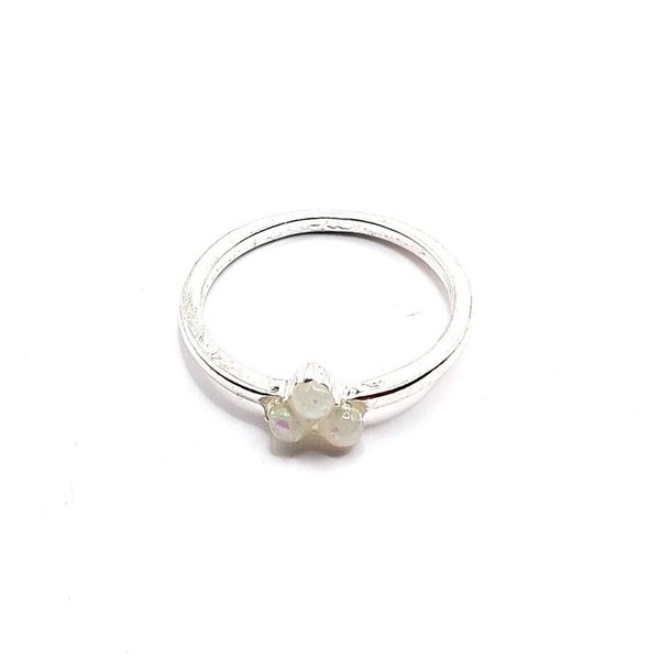 Zilverkleurige ring met 3 kleine ronde melkkleurig steentjes (Ø 18mm)