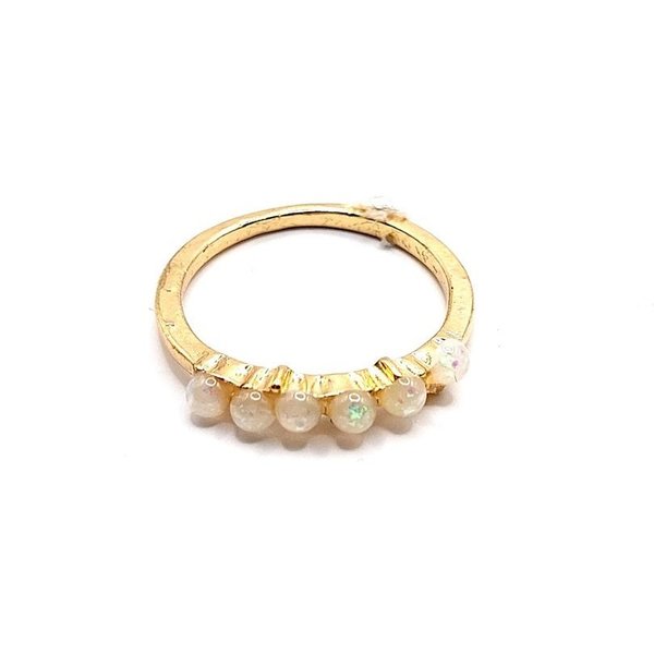 Goudkleurige ring met 6 kleine ronde goudmelk-kleurig steentjes (Ø 18mm)