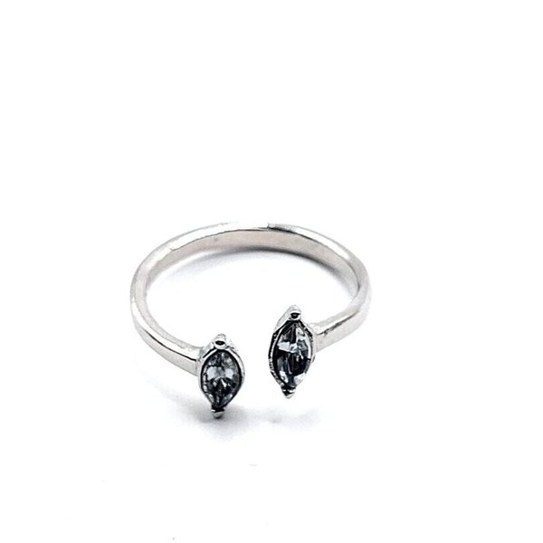Zilverkleurige ring, soort pegels van strass-steentjes uiteinden (Ø 17mm - verstelbaar)
