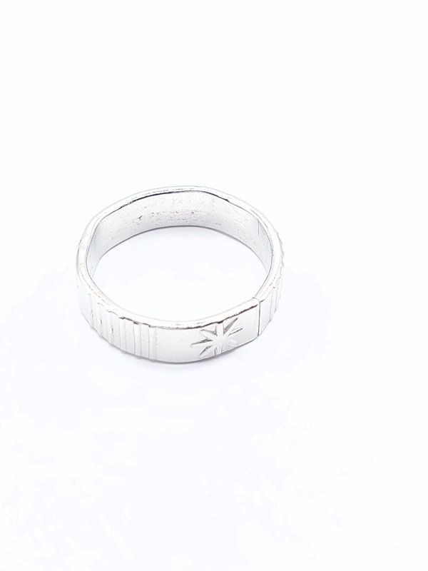 Zilverkleurige, brede ring decor, 16,5mm