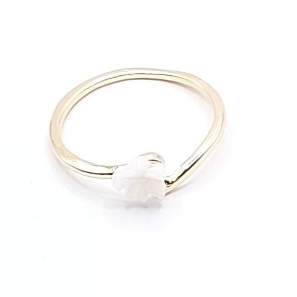 Goudkleurige ring met witte bloem, ( Ø 17mm )