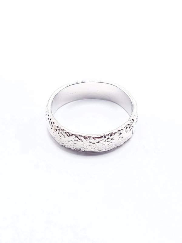 Zilverkleurige ring, breed decor, 16,5mm