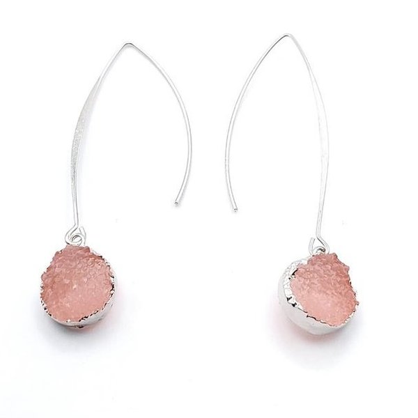 Zilverkleurige oorbellen, hangers met roze (berg) steen