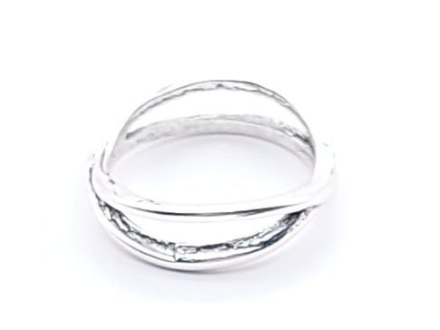 Zilverkleurige ring, "antiek look", laagjes over elkaar, ( Ø 14mm )