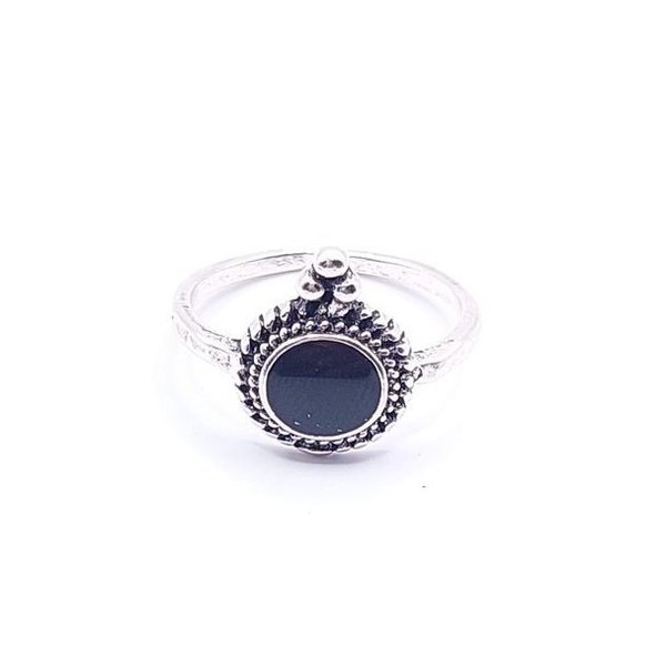 Zilverkleurige ring, "antiek look", zwart, rond amulet, ( Ø 16mm )