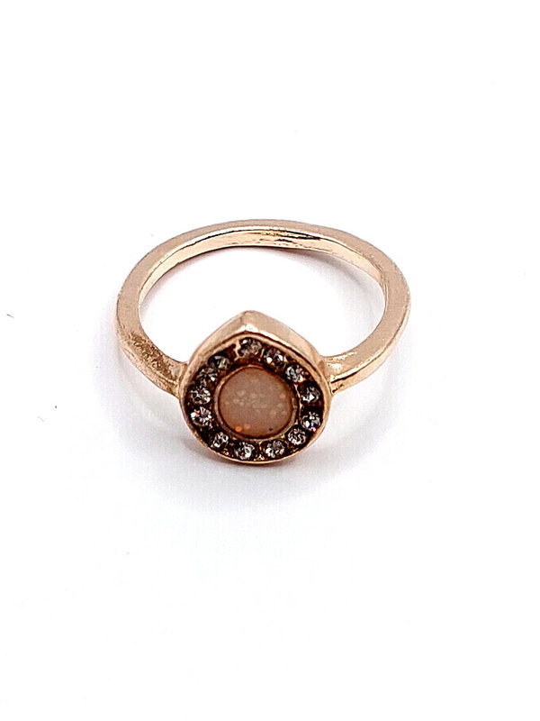Rosékleurige ring met druppel-vorm roze kleurig steentje en rondom strass-steentjes (Ø 17mm)