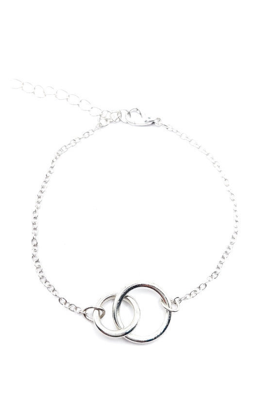 Zilverkleurige armband, grote en kleine ring door elkaar, 18. 3+4 9cm