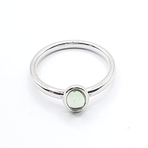 Zilverkleurige ring met ovale licht groene steen ( Ø 17mm )