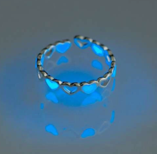 Zilverkleurige "glow in dark" ring, hartjes, blauw, 17mm