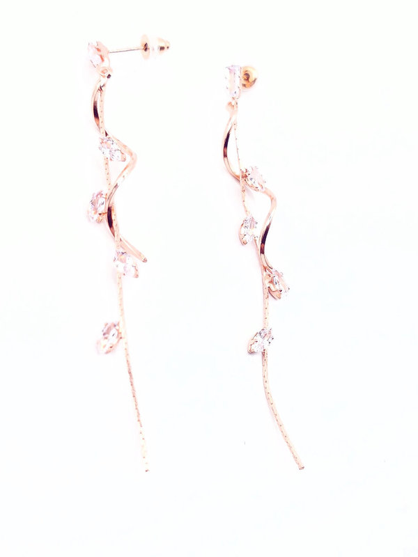 Rosé-kleurige oorbellen, knopjes met gedraaide hanger en sliert met strass-steentjes, blaadjes