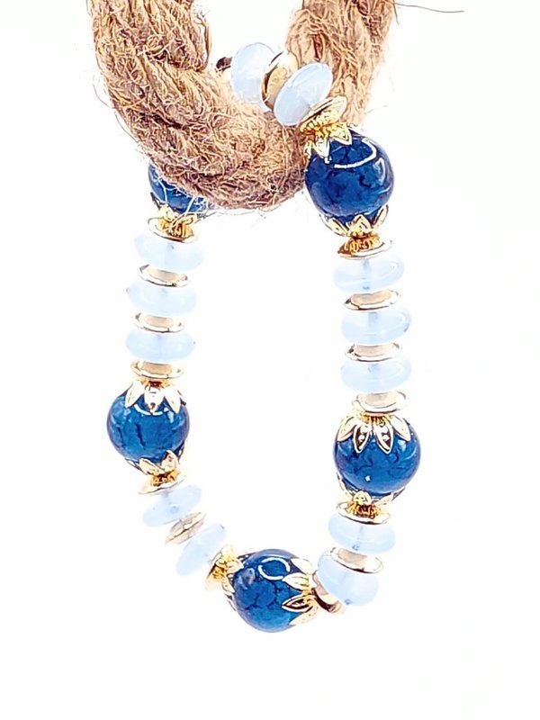 Armband: Charm kralen, gekleurd, gouden details. donker blauw