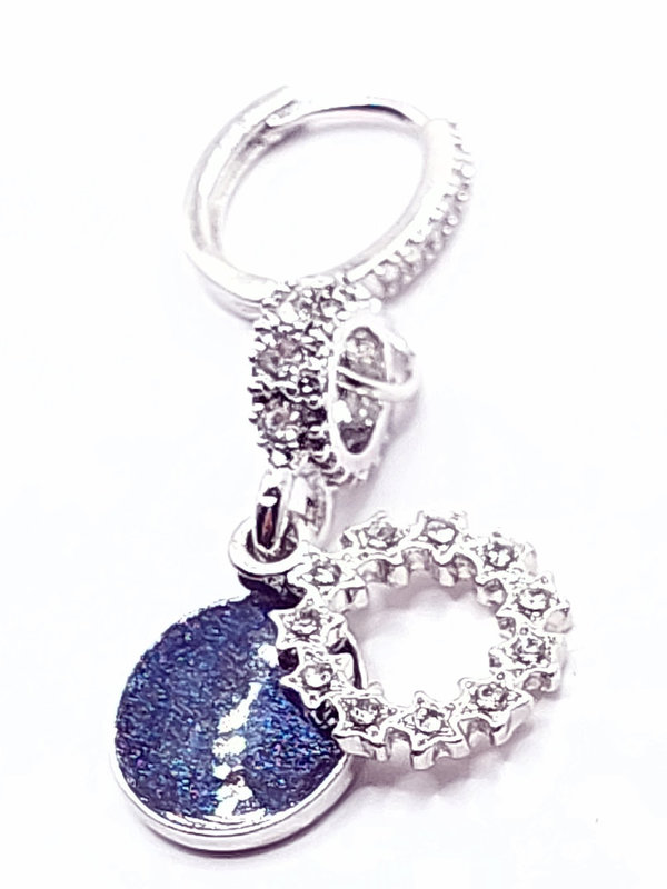 Zilverkleurige oorbellen, strass details, blauw rondje, handgemaakt