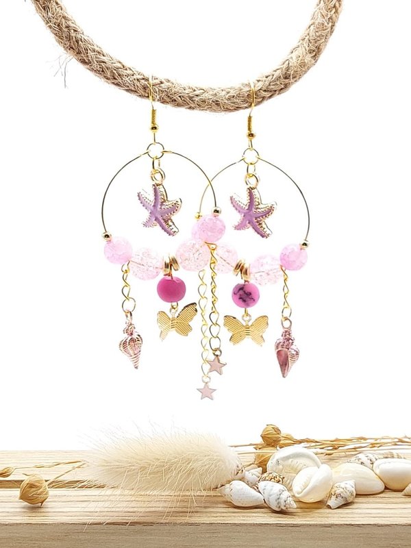 Goudkleurige stekers - hangers met roze details. Handgemaakt.