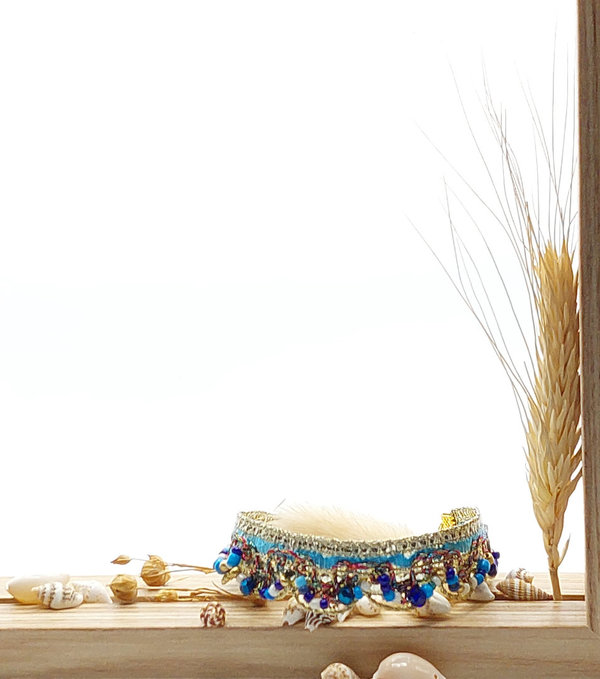 Armband, blauw en goudkleurige details. Kraaltjes. Handgemaakt