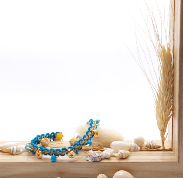 Armband, smal, blauw en goudkleurige details. Handgemaakt
