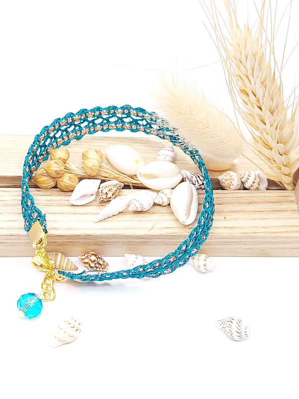 Armband, aqua blauw en goudkleurige details. Handgemaakt
