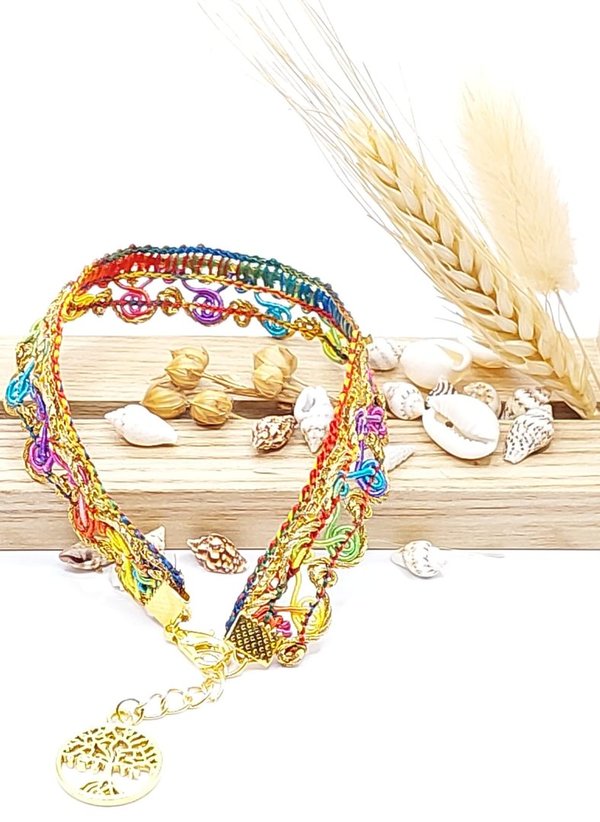 Armband, diverse kleuren en goudkleurige details. Handgemaakt