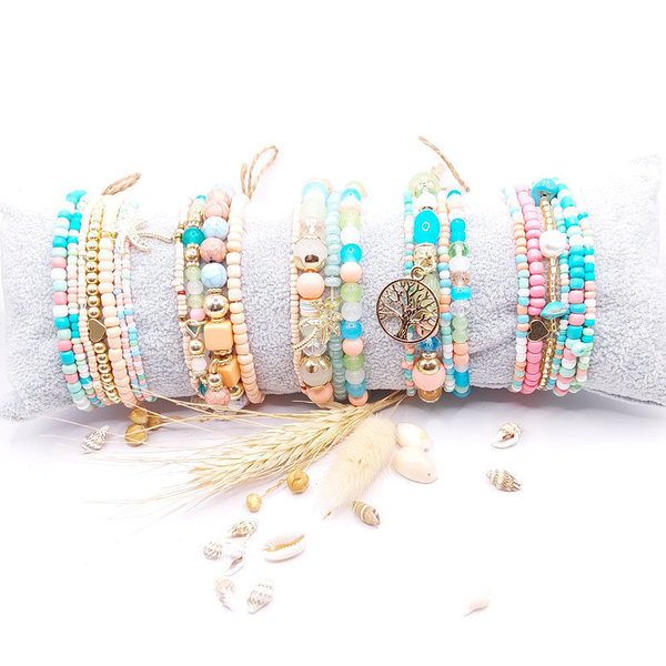 Set: 5 verschillende setjes. Kralen armbanden, blauw/zalm/roze mix met gouden details
