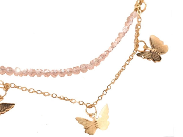 Goudkleurige ketting met roze kraaltjes en gouden vlindertjes